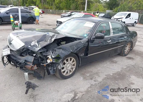 2008 Lincoln Town Car Signature Limited z USA, uszkodzony, nr VIN 2LNHM82W08X655680